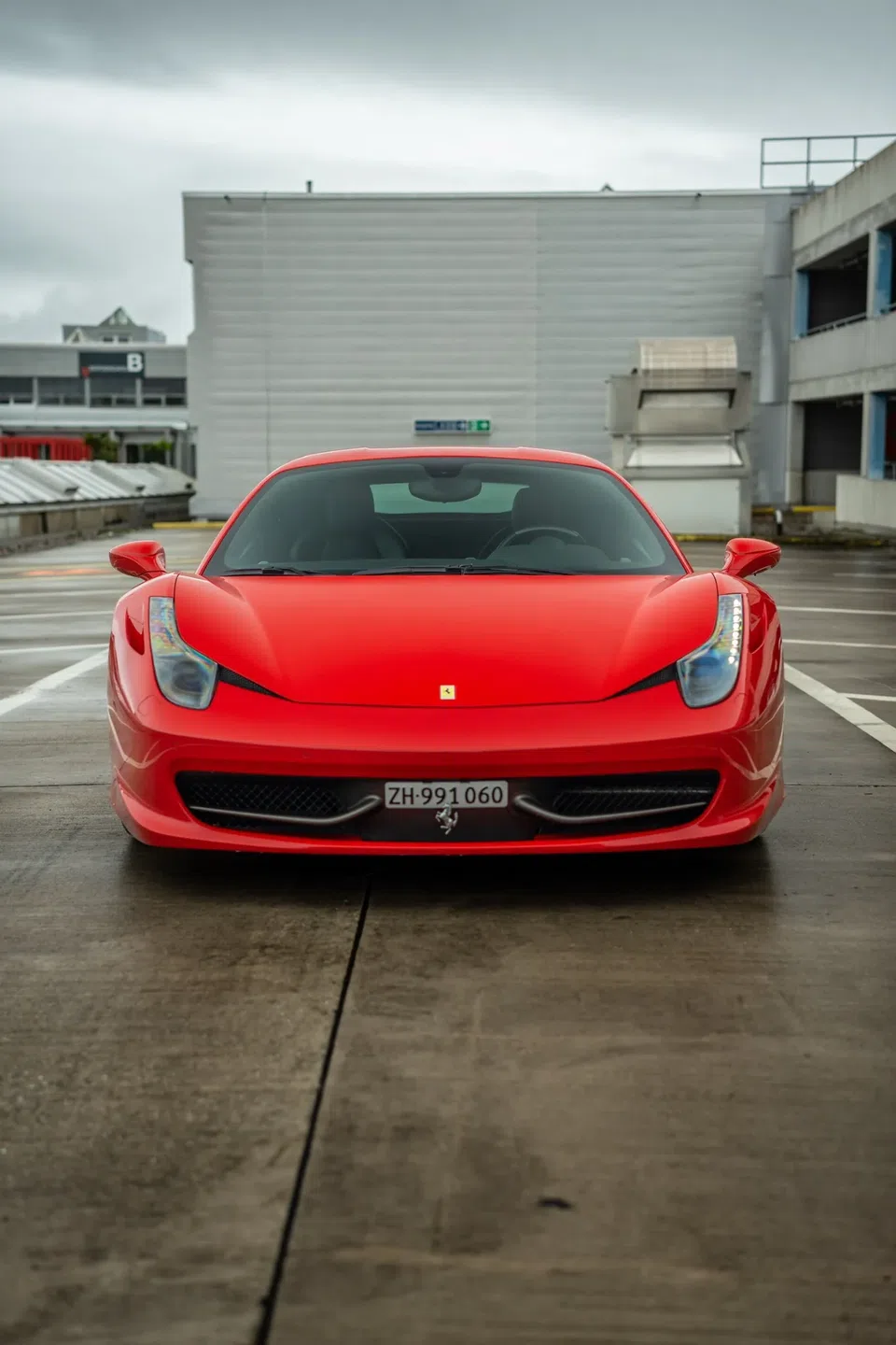 Direkte Frontansicht des Ferrari 458 Italia