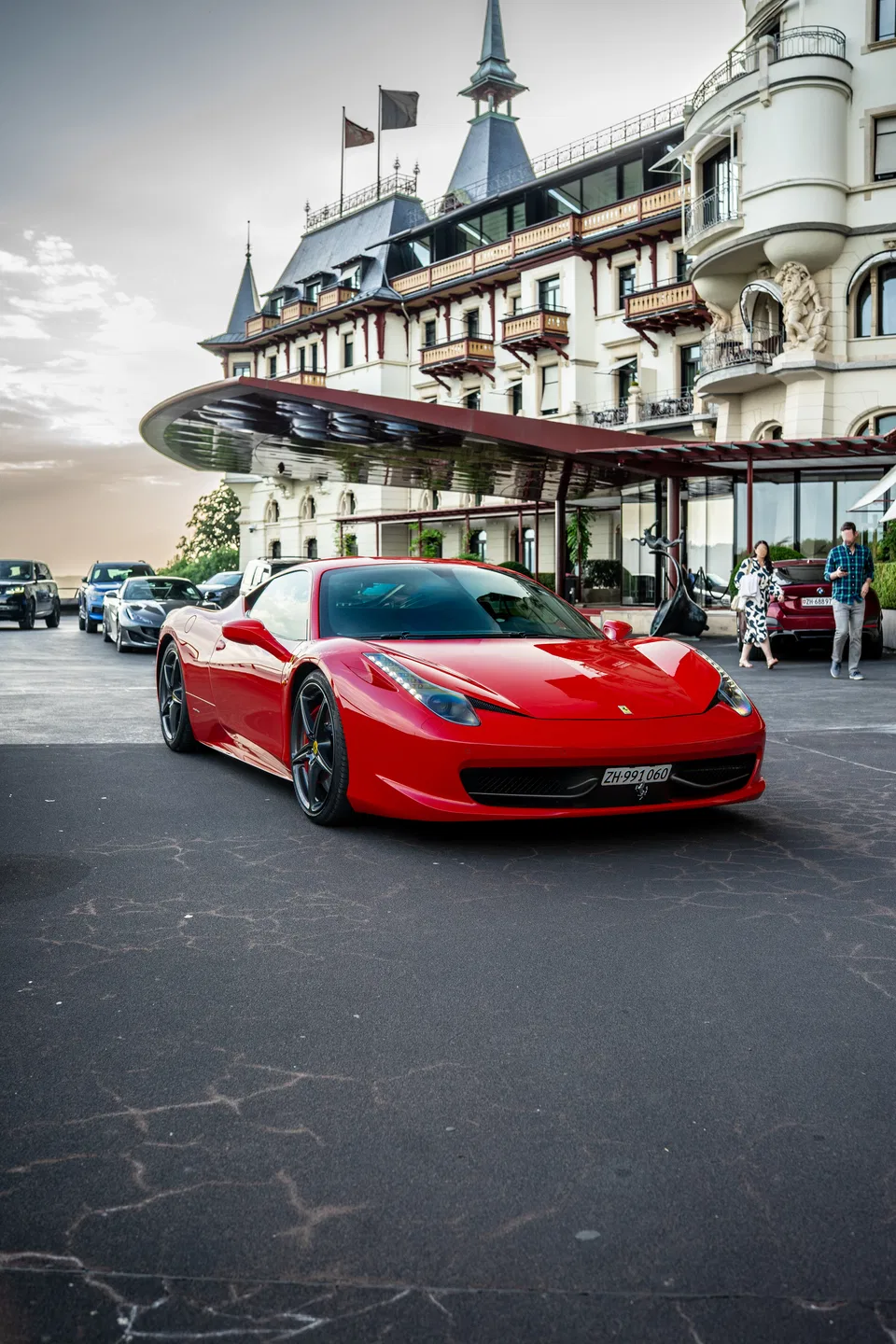 Ferrari 458 Italia bei der Ankunft an einem luxuriösen Seehotel