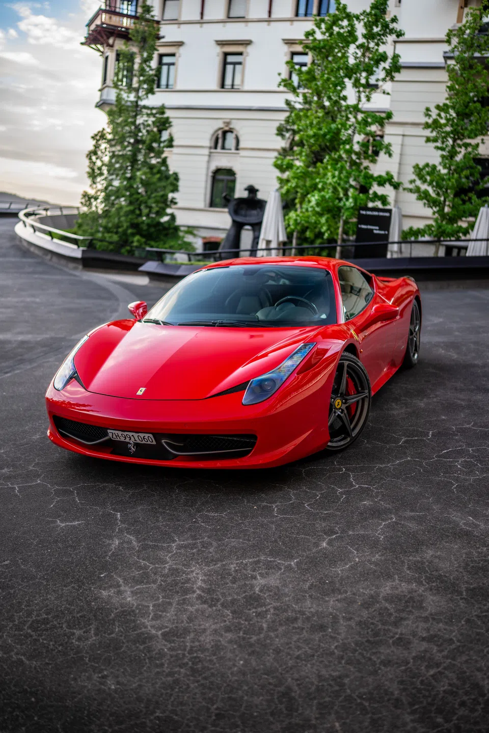 Ferrari 458 Italia am Hoteleingang