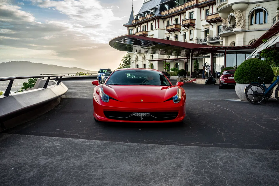 Luxury Obsession kennenlernen: Ferrari 458 Italia mieten bei Zürich