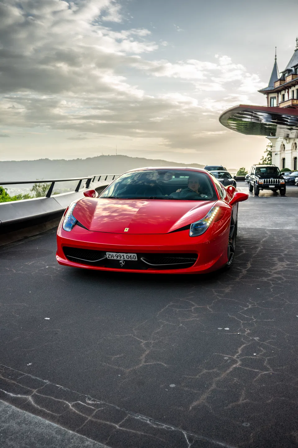 Frontansicht des Ferrari 458 Italia bei Sonnenuntergang am Hotel
