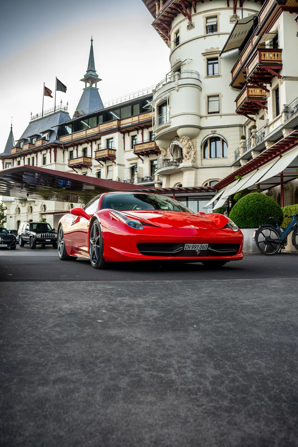 Ferrari 458 Italia vor einem historischen Grandhotel