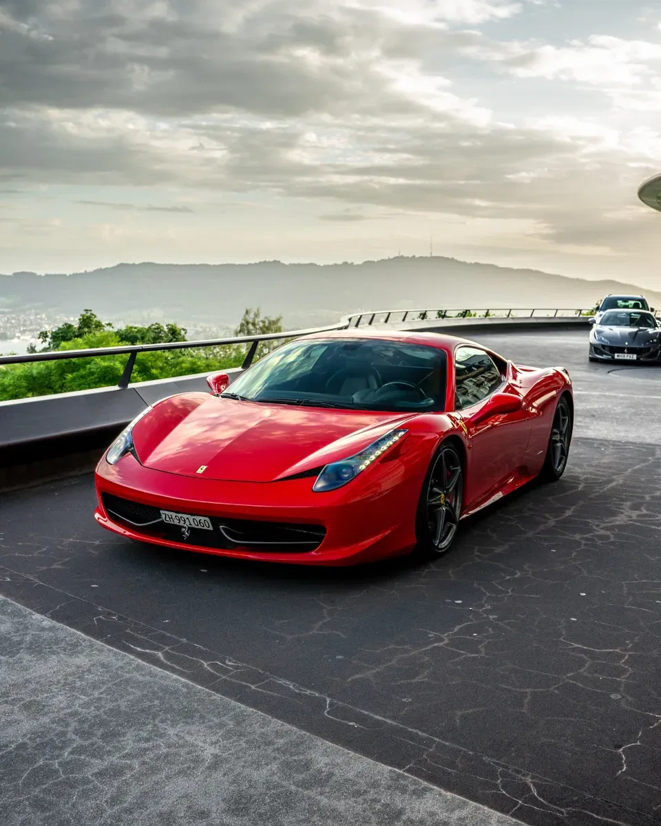Ferrari 458 Italia mit Panoramablick über Zürich bei Sonnenuntergang