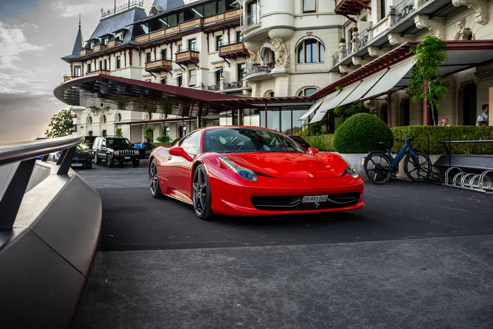 Ferrari 458 Italia auf der Terrasse eines luxuriösen Seehotels