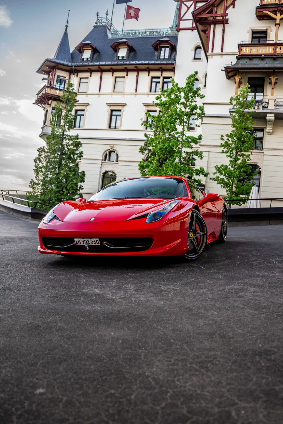 Ferrari 458 Italia unter dem Hotelturm
