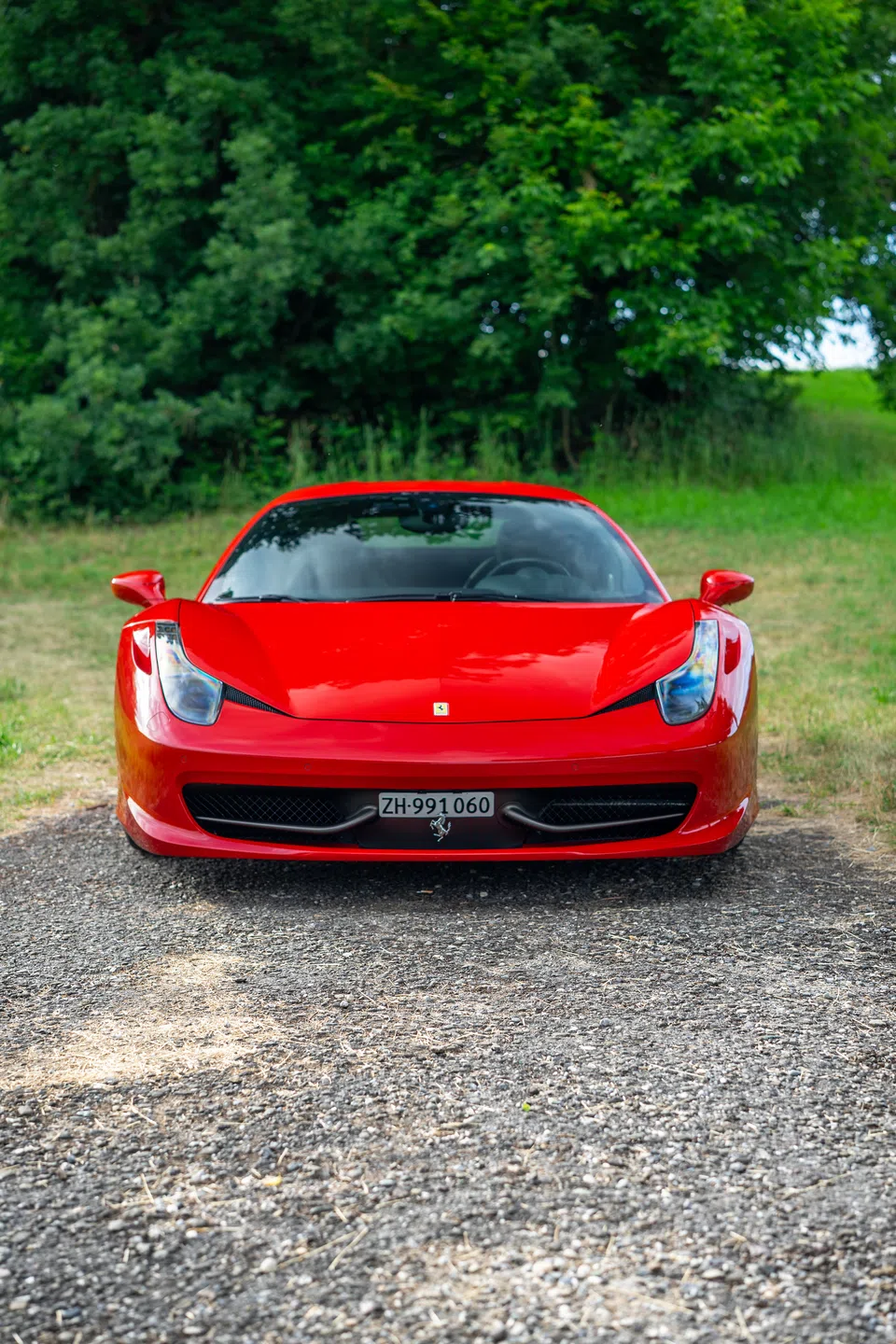 Frontansicht des Ferrari 458 Italia auf einem Landweg