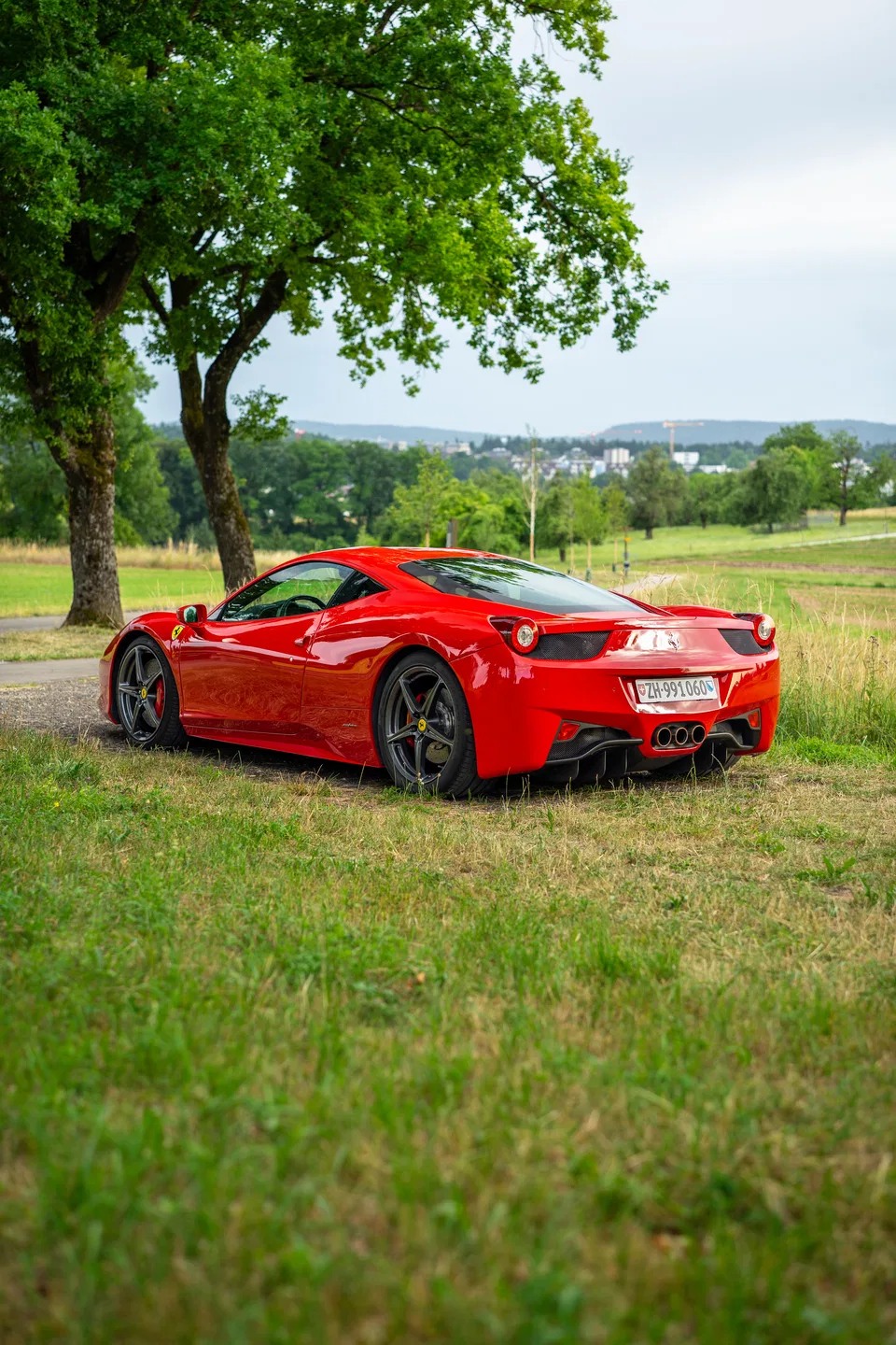 Heck-Dreiviertelansicht des Ferrari 458 Italia in der Landschaft