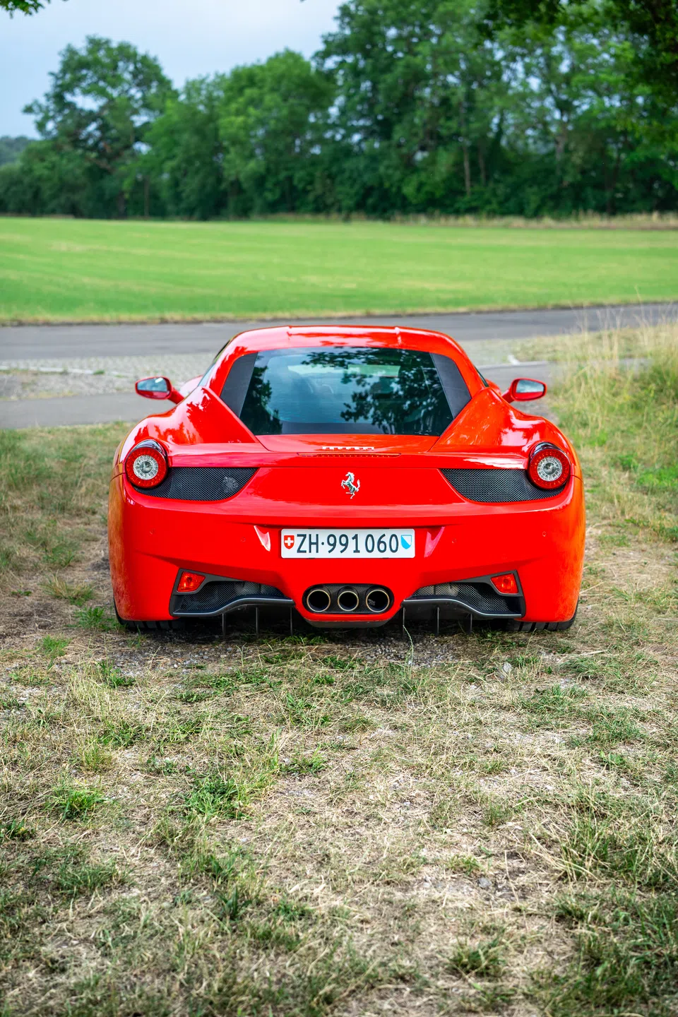 Ferrari 458 Italia von hinten auf einem offenen Feld