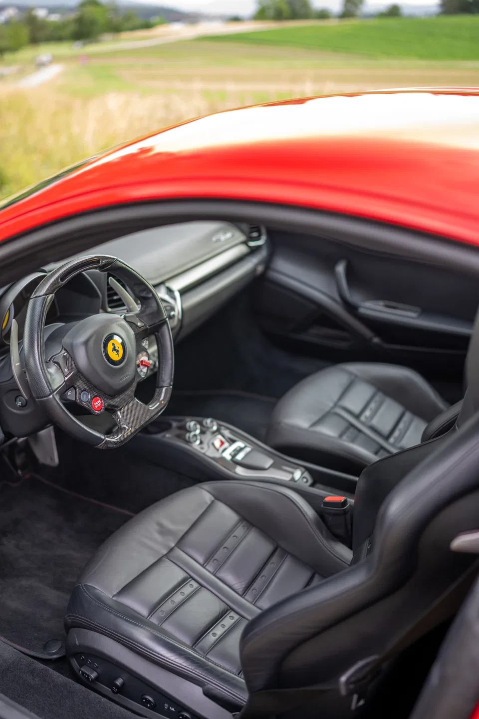 Schwarze Ledersitze und Cockpit des Ferrari 458 Italia