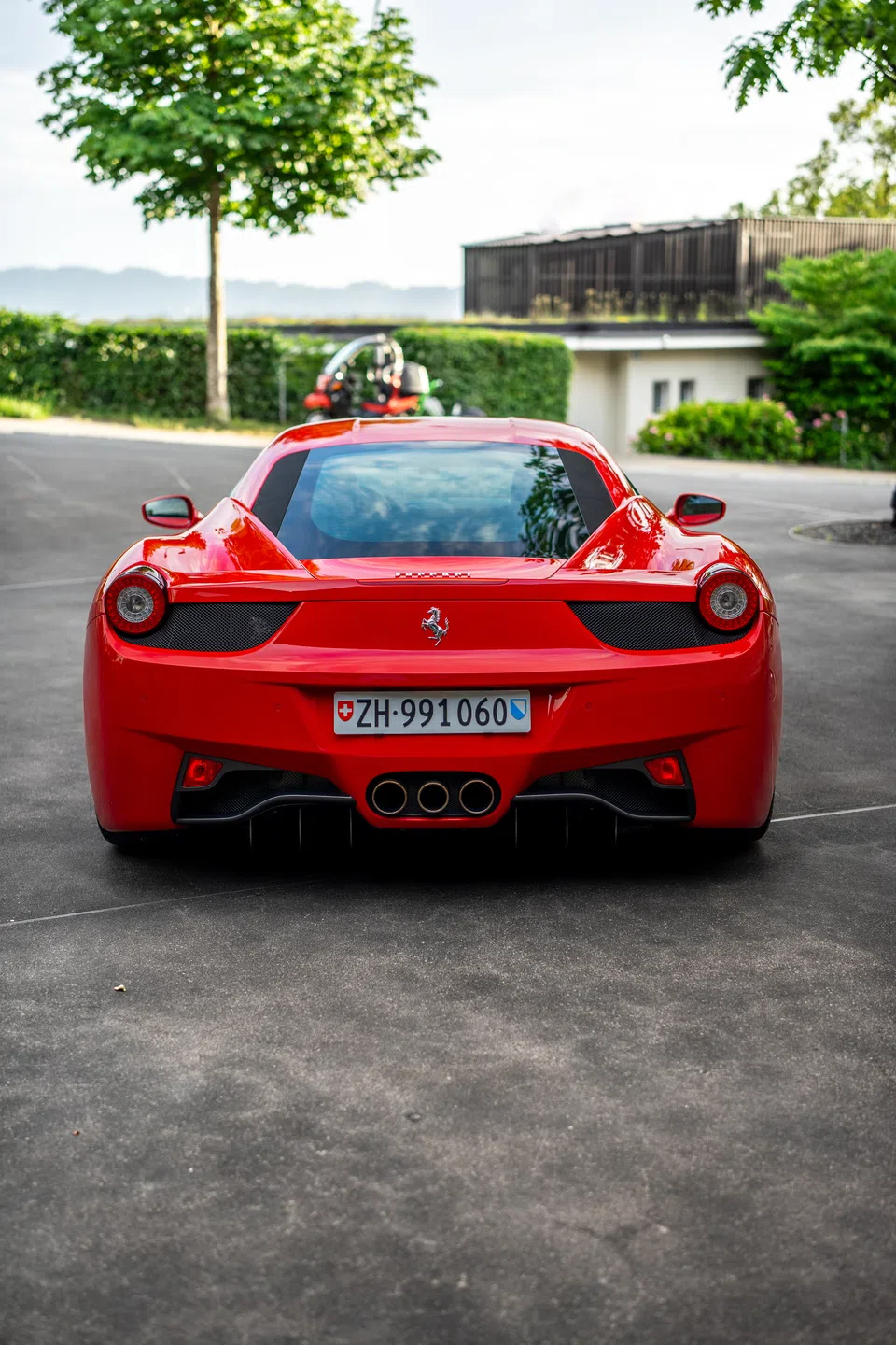 Heckansicht des Ferrari 458 Italia vor dem Bürogebäude