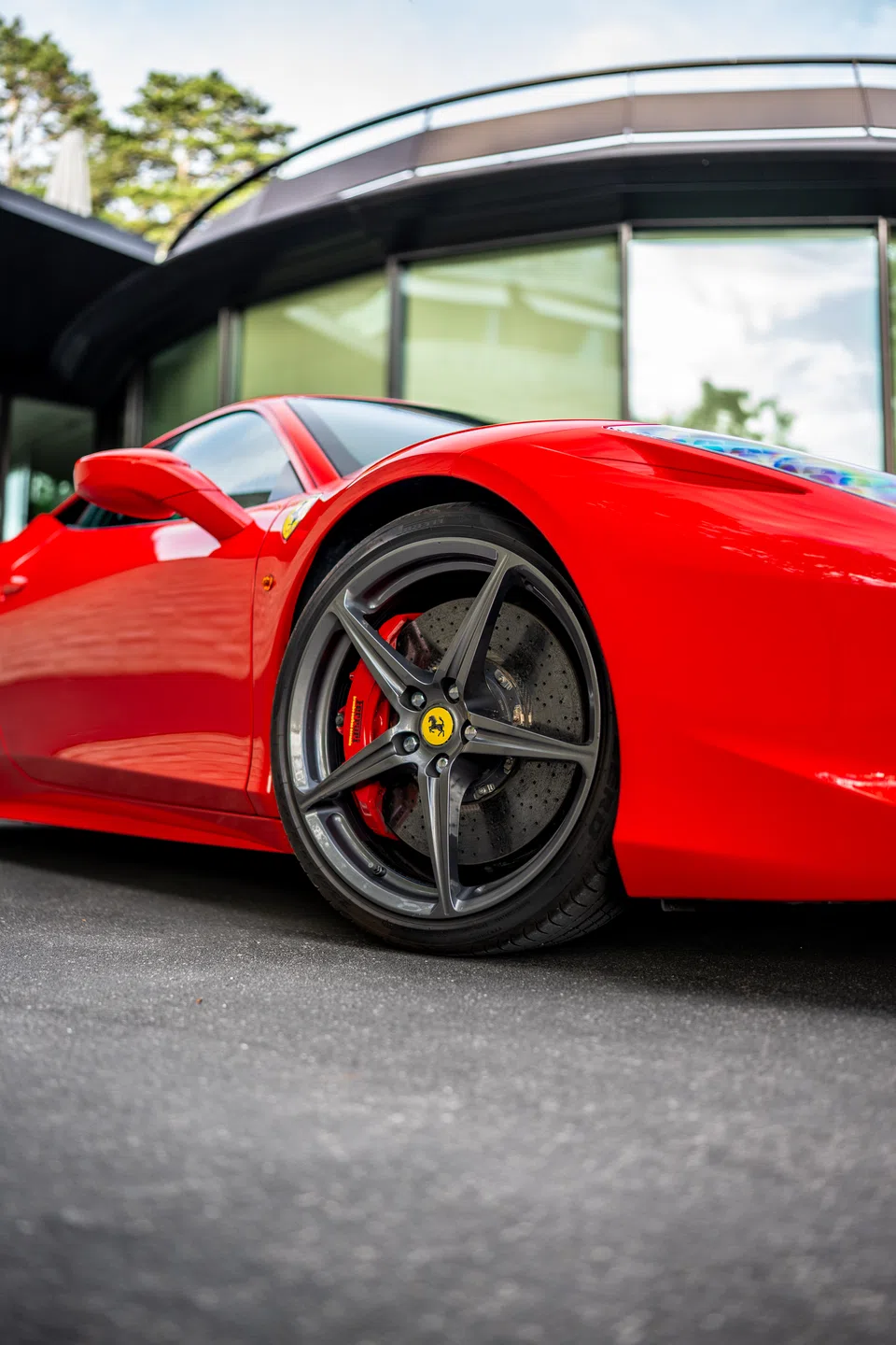 Ferrari-Felge und skulpturiertes Seitendetail