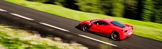 Ferrari 458 Italia Halt auf einer Schweizer Route